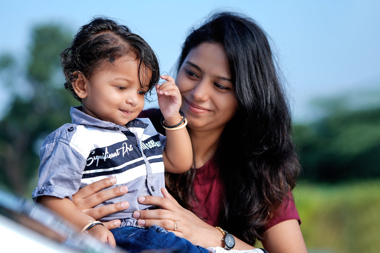 mother holding her young child on the waist